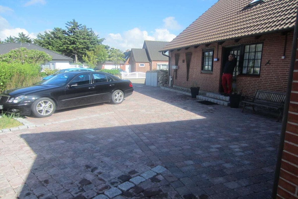 Begane grond, aparte ingang, terras met strandstoel, parkeerplaats voor de auto, fietsenstalling (op verzoek ook afsluitbaar). Was-droogcombinatie, barbecue, WiFi