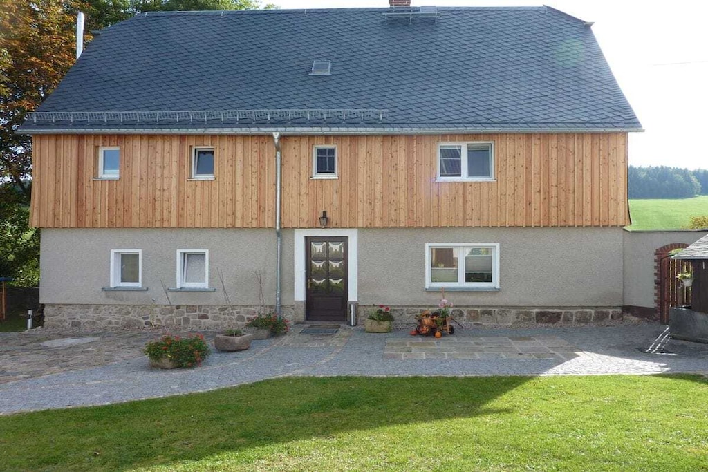 Holiday apartment with guaranteed well-being for 3+3 people. Modernly furnished holiday home with log cabin and fireplace between the Erzgebirge and Vogtland.