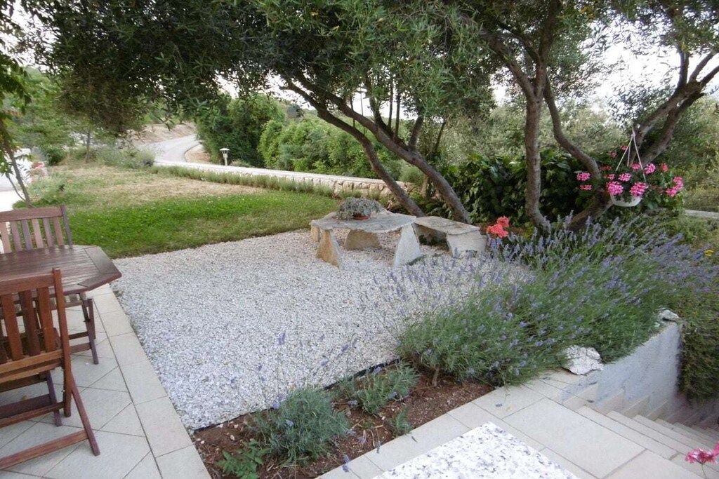 Beautiful holiday apartment with a garden and very nice sea view.