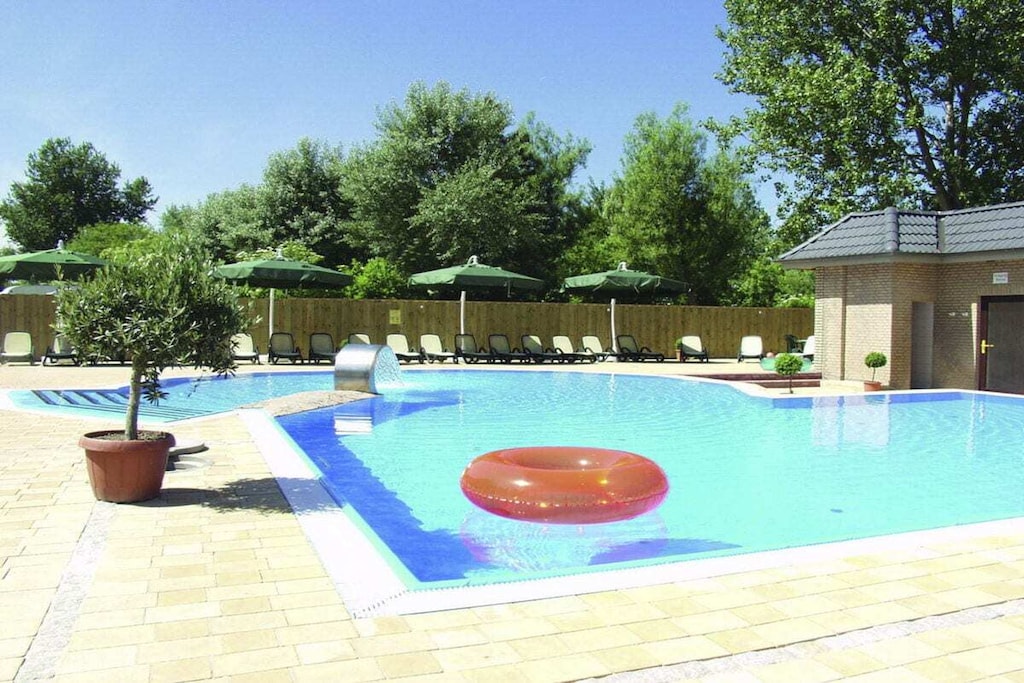 The 50 m² apartment at the swimming pool can accommodate up to 4 people and has a fantastic panoramic sea view of the Burger Binnensee and the Baltic Sea.