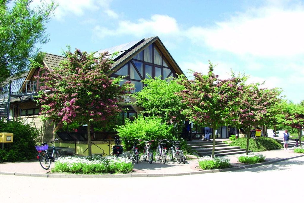 Holiday house for 3-4 people, 34m², right by the golf course and the sea in the Wulfener Hals holiday park on the Baltic Sea island of Fehmarn, first occupied in May 2015.