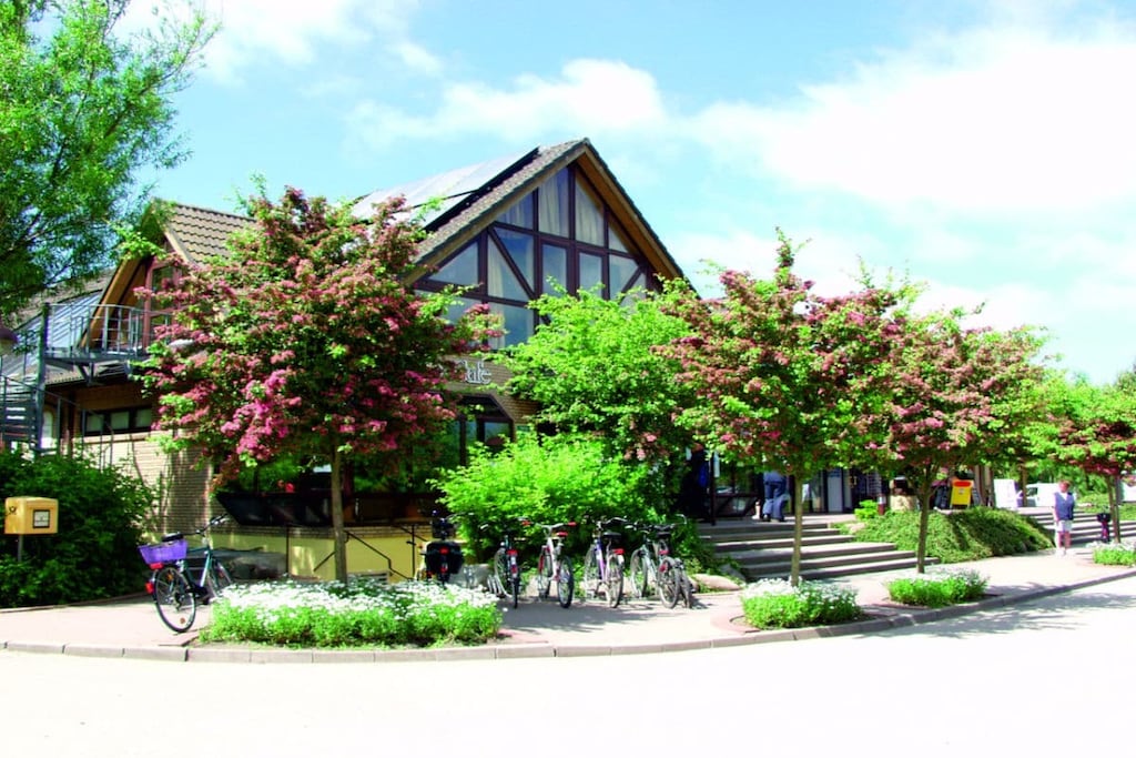 A warm welcome to our Romantik Suite! The mobile home comes complete with bed linen, bath towels, tea towels and a whirlpool.