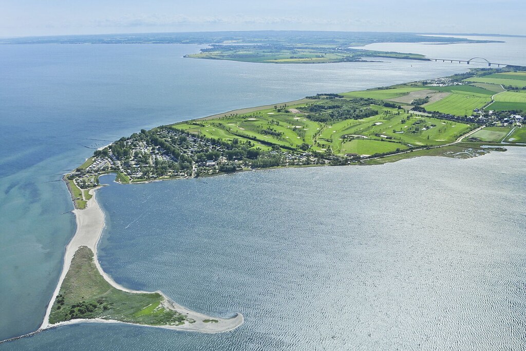 The holiday apartment 994 is located in a thatched roof house directly on the Baltic Sea beach.