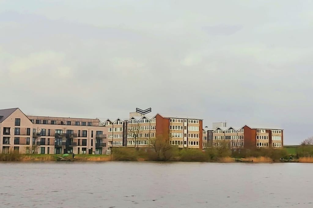 Right by the sea, just behind the dike. Renovated, well-equipped apartment with sun protection glazing, on the upper floor with elevator.