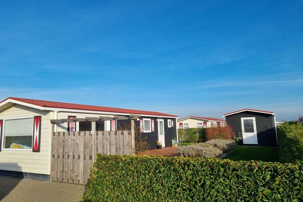 Charming chalet with !air conditioning! 2 bedrooms and 1 kitchen. Come visit us on Walcheren! In Zeeland With WLAN and WI-FI free of charge