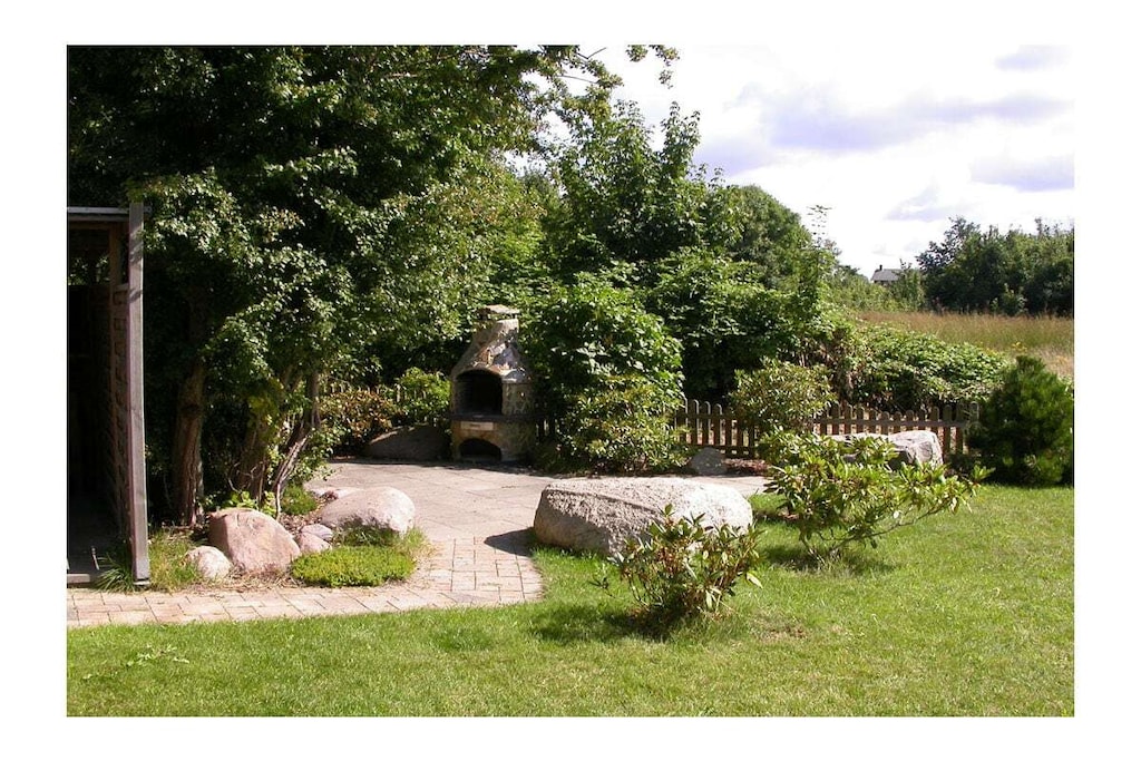 Rustic and cozy country-style holiday apartment with its own private garden (approx. 400 sq m), terrace with seating and sun loungers, and a second terrace with a barbecue fireplace. Living room with sofa area, TV/satellite (flat screen), free Wi-Fi, fully equipped fitted kitchen with various appliances, four-burner ceramic hob with oven, refrigerator with small freezer compartment, dishwasher, and microwave. First bedroom with a double bed (two 90 x 200 cm mattresses) and large wardrobe, second bedroom with a bunk bed (each 90 x 200 cm), sitting area, and mirrored dresser. Bathroom with walk-in shower. Parking space directly at the property. Bicycle storage on the fenced/lockable terrace (no shed).

â€œBreege â€“ the charming seaside resortâ€

This holiday apartment is located in the north of RÃ¼gen in the fishing village of Breege, a recognized holiday destination since 1883.































) Together with the municipality of Juliusruh, Breege has formed a seaside resort since 1928. You will be staying in close proximity (approx. 10 minutes on foot) to the beautiful, fine sandy beach of the Schaabe, at 12 km the longest natural bathing bay on the island of RÃ¼gen.

The harbor of Breege (approx. 5 minutes on foot) is a popular destination and the starting point for ferry trips to Hiddensee and Ralswiek for the StÃ¶rtebeker Festival.

Approximately 2 km away in Altenkirchen, you will find a Netto supermarket, the "Stolz" department store, an Edeka supermarket, and a beverage store. Restaurants and bicycle rentals are nearby. There are excellent cycling and hiking opportunities for exploring the island. Pets are welcome by prior arrangement (fee: â‚¬5 per pet per night).