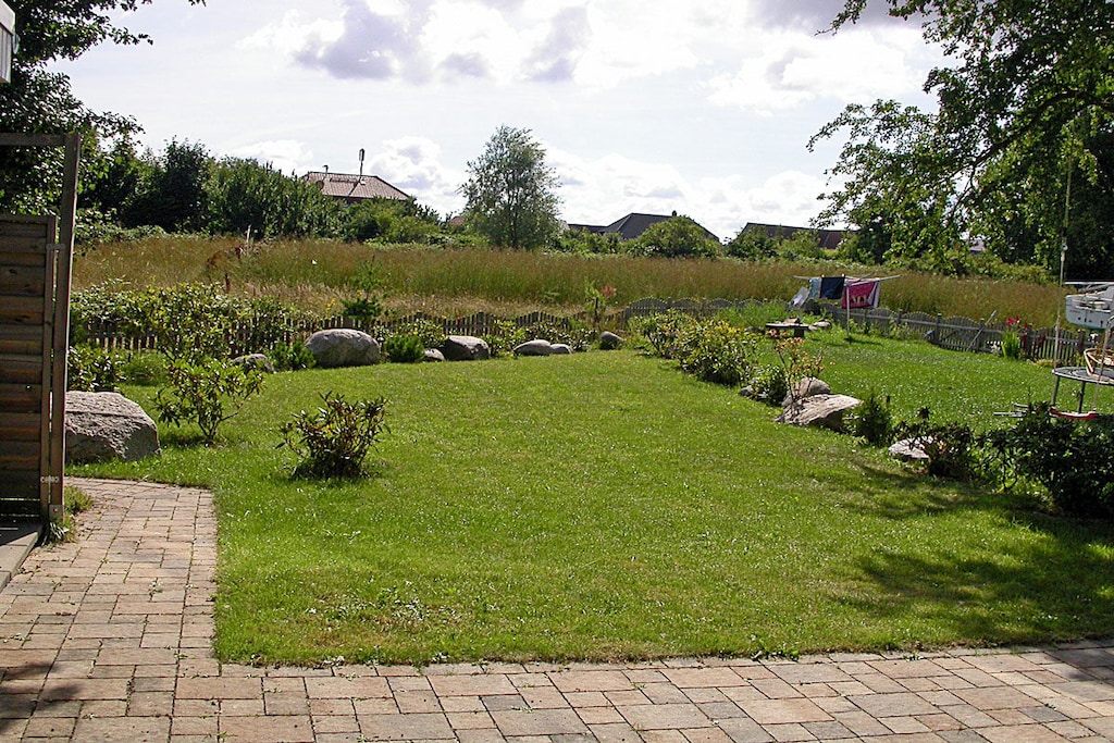 Ground floor: (hallway(Mirror, Wardrobe Coatrack), Living/diningroom(Armchair, Sofa, Kitchenette, TV, dining table, hob, electric kettle, cooker, coffee machine, oven, microwave, dishwasher, fridge, freezer), bedroom(Wardrobe, double bed), bedroom(Armchair, Mirror, bunk bed))\n\nHot Water, Vacuum Cleaner, bathroom(Mirror, toilet, shower, washbasin), Internet access, heating, terrace(fireplace, grill), garden(Barbecue center, garden furniture, sun loungers), parking, Laundry Package for a fee