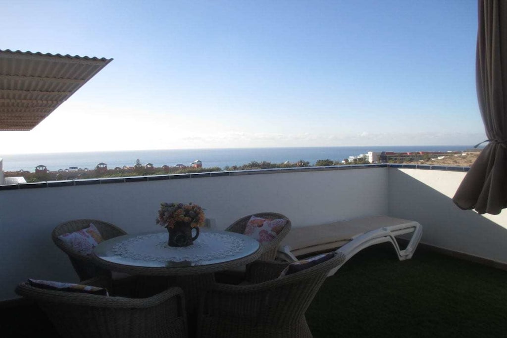 Nieuw prachtig vakantieappartement Linda Mar met een fantastisch uitzicht op de zee, de bergen, de tropische tuin in het stadscentrum
