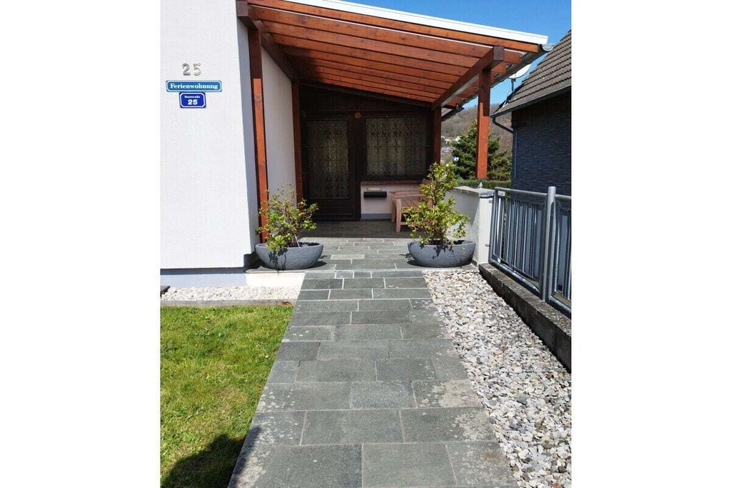 65 m2 holiday apartment for 2-3 people with a view of the national park and about 100 m from the Rursee. Ideal for cyclists/motorcyclists or hiking holidays.