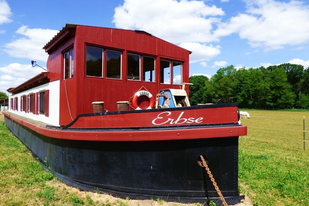Filmschip "Erbse" - buitengewoon woonboot op het land