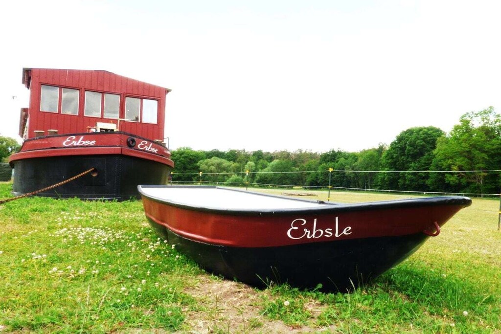Filmschip "Erbse" - buitengewoon woonboot op het land