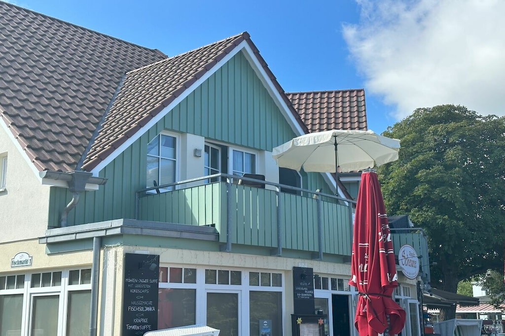 Lovingly maritime and high-quality furnished 43m² holiday apartment, centrally located and close to the beach