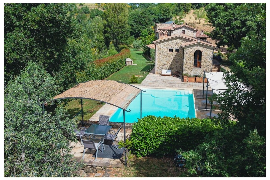 Astonishing villa with private pool and garden, located in the Umbrian countryside, near Umbertide and the border with Tuscany.