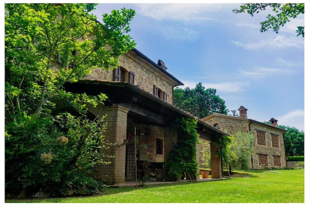 Living room(single sofa bed, TV, fireplace), Living room(single sofa bed, single sofa bed, TV, fireplace, air conditioning), Kitchen(stove, toaster, coffee machine, microwave, dishwasher, fridge), Kitchen(dining table, hob, oven, dishwasher), bedroom(double bed, air conditioning), bedroom(double bed, air conditioning), bedroom(double bed, air conditioning), bedroom(single folding bed, air conditioning), bathroom(shower, bidet, hairdryer), bathroom(shower, bidet, hairdryer), bathroom(bath tub, hairdryer), Internet access, Internet access, washing machine, garden(Barbecue center, garden furniture, swimming pool), parking, ironing board