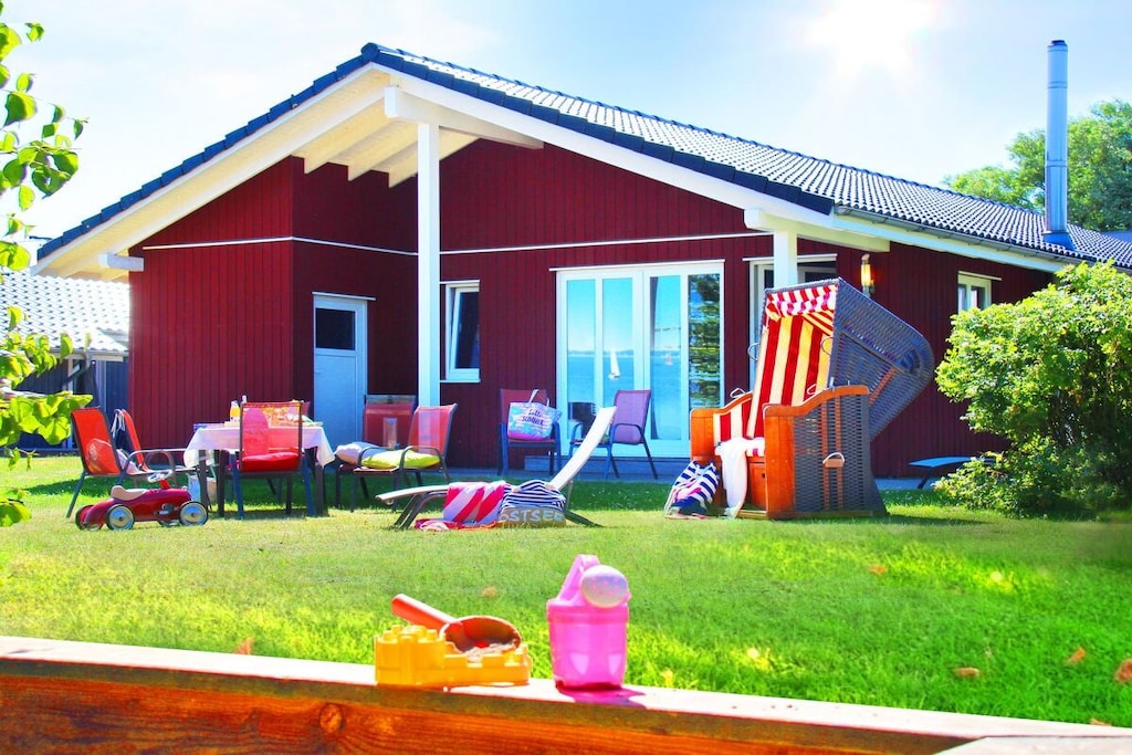 Ons houten huis Fjellerup, met uitzicht op het water, ligt slechts 50 meter van het strand en heeft een eigen toegang tot het strand!