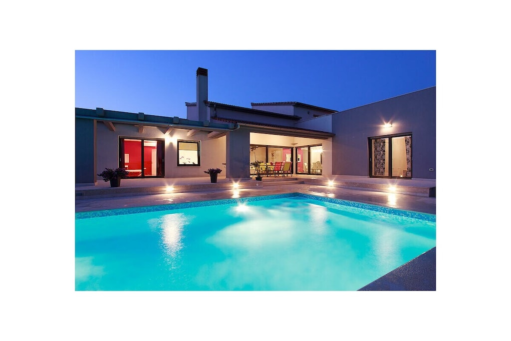 83600