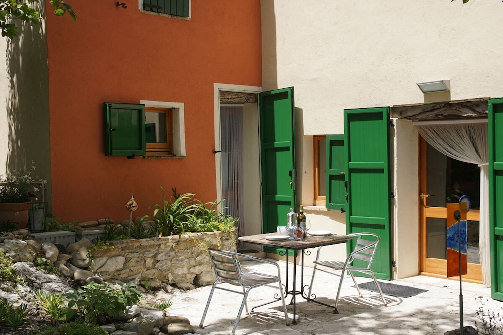 Romance & indulgence in a nature park: in a quiet, secluded location, on a 10,000 m² property, 5,000 m² of which is fenced and shaded by mature trees. Enjoy breakfast on your private terrace and the expansive views from the pergola. Use the fresh herbs, fruits, and vegetables in the fully equipped kitchen.

Private entrance, smoke-free, no pets, sleeps up to 2 guests

Stylish living – the furnishings are design-oriented
- Furniture (chaise longue by Corbusier, Hülsta, Thonet),

- Dishes/cutlery/pots & pans (Kahla, WMF, SUS)

- Lamps by Cini & Nils
For guests sensitive to insects, windows and doors can be darkened and are equipped with mosquito nets.