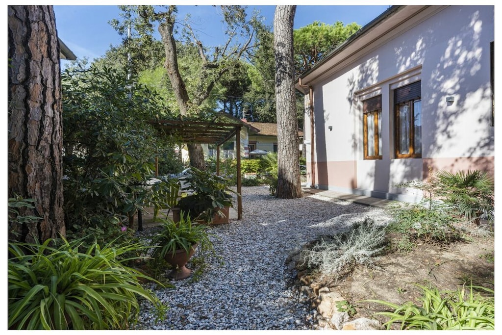 It accommodates up to 8 people, has 4 bedrooms and 3 bathrooms.

Surrounded by a private, fenced garden with a variety of plants, the property features a gazebo with a dining table for 8 and a barbecue, ideal for preparing delicious grilled meals after a day at the beach.

The outdoor areas also include a seating area and private parking.

Internal Description

The elegantly furnished Villa Perondi is located on a single level on the ground floor. It accommodates up to 8 people and has 4 bedrooms and 3 bathrooms. Wi-Fi is included. Air conditioning is available in the living room only. Pets are not allowed.

You are welcomed by a beautiful open-plan living area furnished with a sofa, TV, and a dining table for 8 people. This leads to a spacious, fully equipped kitchen with a stove, oven, microwave, refrigerator, breakfast table, dishwasher, coffee maker, and toaster. From the kitchen, you have direct access to the rear of the garden, where the gazebo with a dining table and barbecue is located.

Along the wide corridor is the sleeping area, consisting of four bedrooms (three double rooms and one twin room), all equipped with a television and wardrobe.

Finally, there are three bathrooms with showers (one of which also has a washing machine).