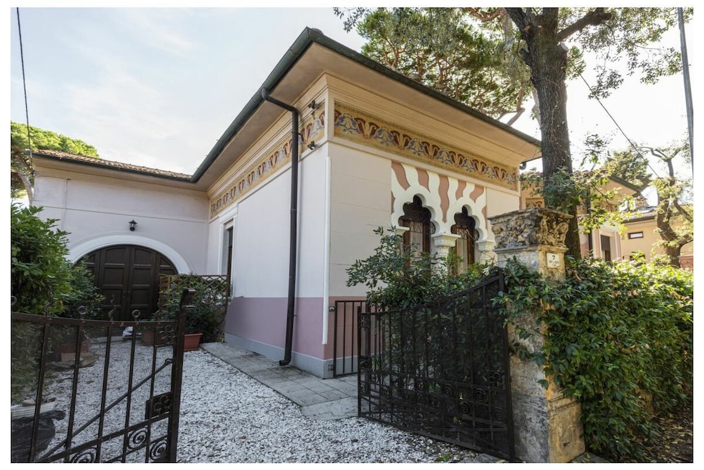 Kitchen(toaster, coffee machine, microwave, dishwasher, fridge), bedroom(double bed), bedroom(double bed), bedroom(double bed), bedroom(single bed, single bed), bathroom(shower, bidet, air conditioning, hairdryer), bathroom(shower, bidet, air conditioning, hairdryer), bathroom(shower, bidet, air conditioning, hairdryer), Internet access, Internet access, washing machine, garden(Barbecue center, garden furniture), parking