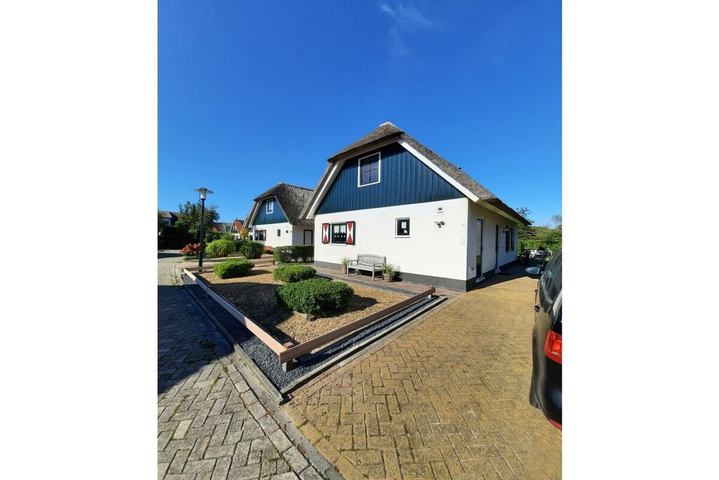 Ground floor: (Living room(TV, stove, DVD player, CD player, heating), Kitchen(Kitchenette, dining table, electric kettle, toaster, cooker, coffee machine, oven, microwave, dishwasher, fridge, freezer, heating), bathroom(toilet, washbasin, heating), storage(Vacuum Cleaner, washing machine, drying cabinet))\n\nOn the 1st floor: (bedroom(Wardrobe, double bed), bedroom(Wardrobe, single bed, single bed, single bed), bathroom(Mirror, toilet, bath tub, shower, washbasin, heating))\n\nFire Alarm, Hot Water, Vacuum Cleaner, Internet access, washing machine, heating, terrace(Sun Umbrella, garden furniture, sun loungers), terrace(Sun Umbrella, garden furniture, sun loungers), stair gate, drying cabinet, parking (paying)