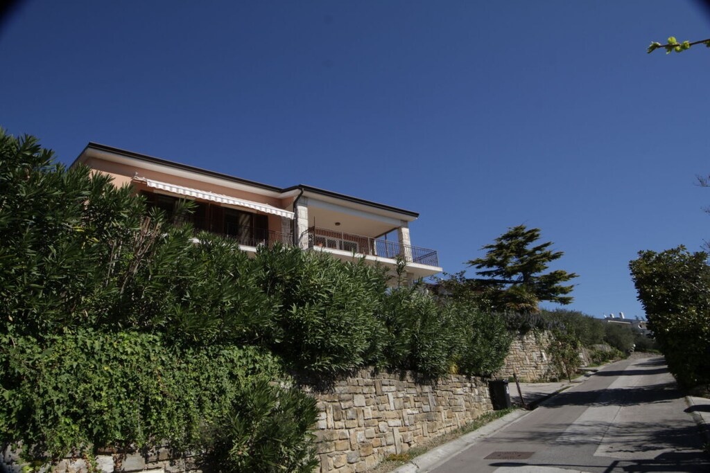 Apartment with beautiful sea view in a quiet area. Suitable for families with children. Fully equipped apartment with parking space.