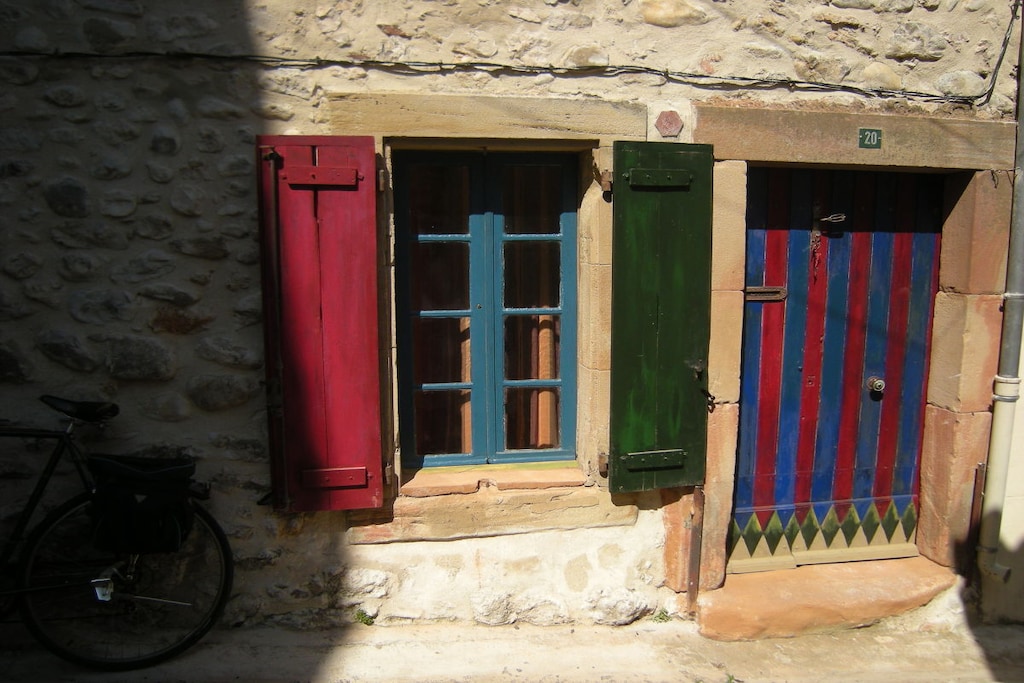 Moliere is a house with style that lives up to its name. Great kitchen, charming bathroom, varied interior, sunny roof balcony.