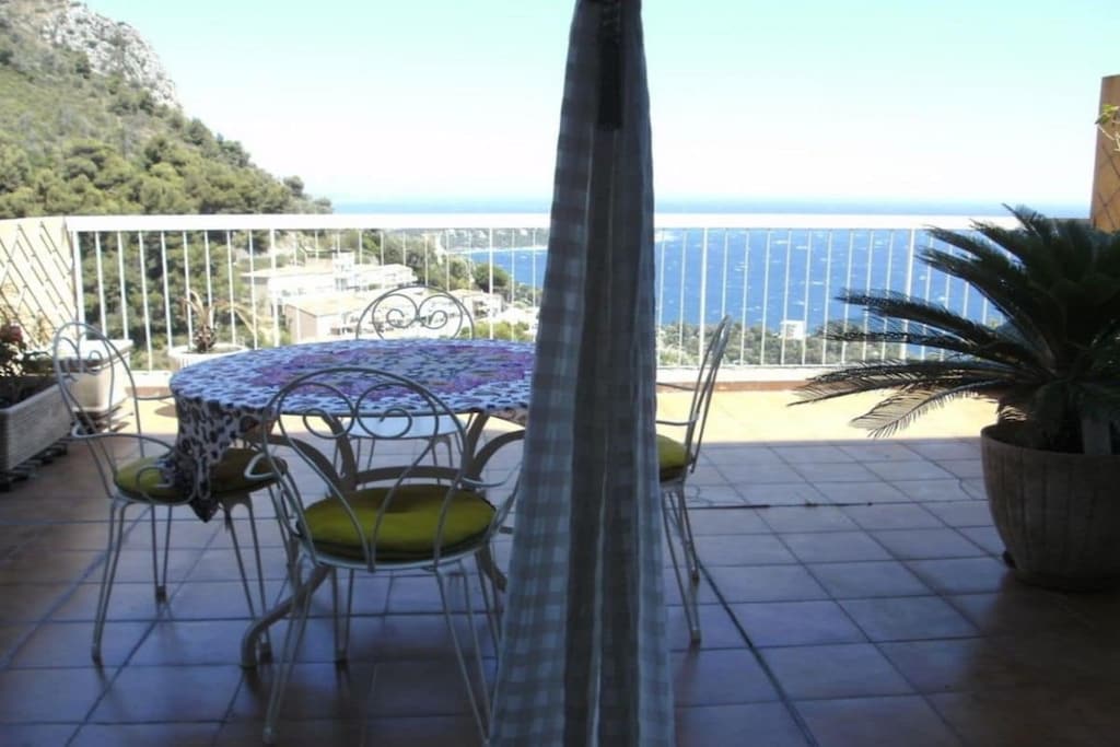 Panoramic sea view over Monte Carlo Beach, Cap Martin and Bordighera/Italy from all rooms; 119m2, 2 terraces. Welcome pack, garage.
