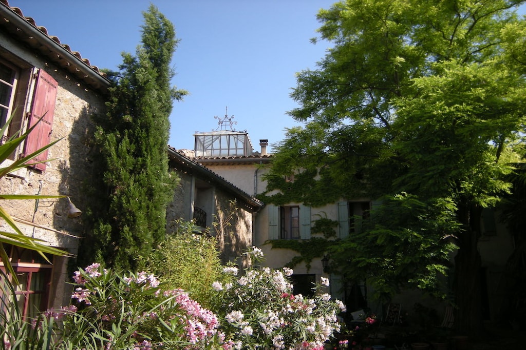 Holiday apartment on a farm with pool, converted from the farm worker's house of a former wine domaine, in old French style, easy to reach.
