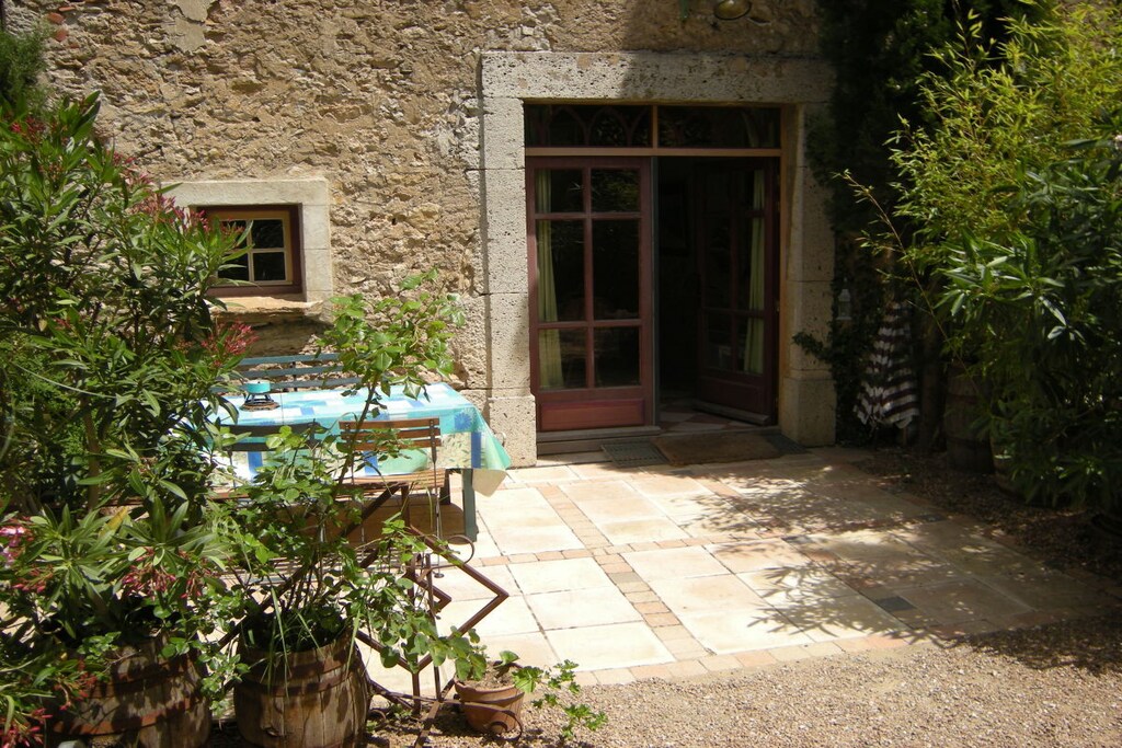 A comfortable holiday apartment furnished in old French style with terrace, courtyard and pool in the village on the river surrounded by vineyards!