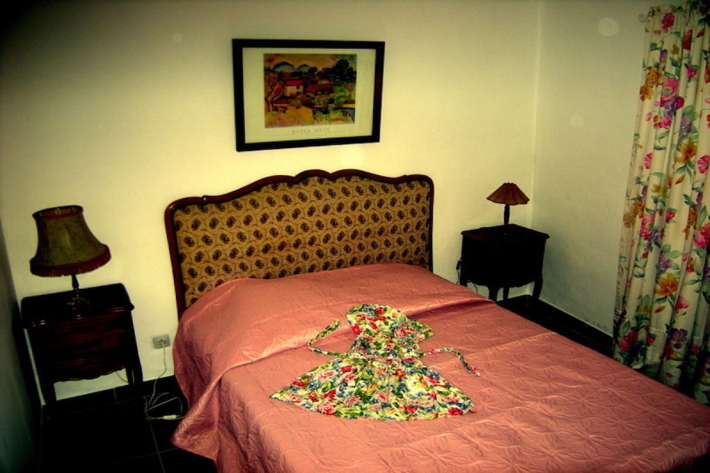 Completely renovated natural stone house with inner courtyard, old and new are harmoniously connected. In a quiet little wine village by the river and vineyards.