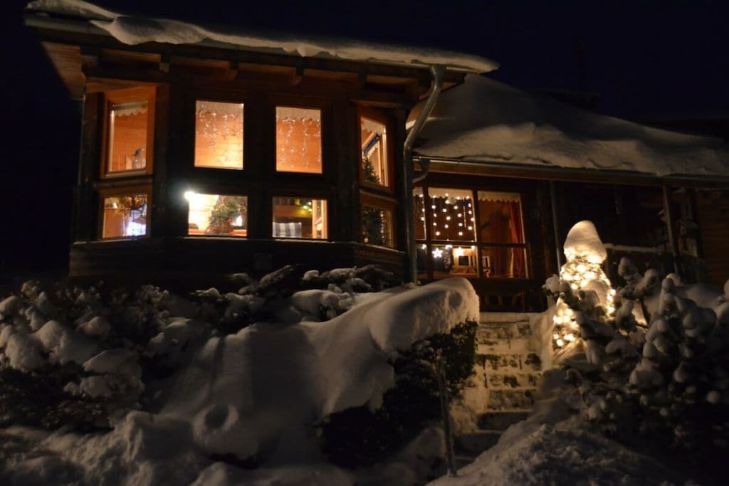 Cozy holiday home for 8 people, located right next to the ski slope, in the middle of the mountains. Hikes are possible from the holiday home.