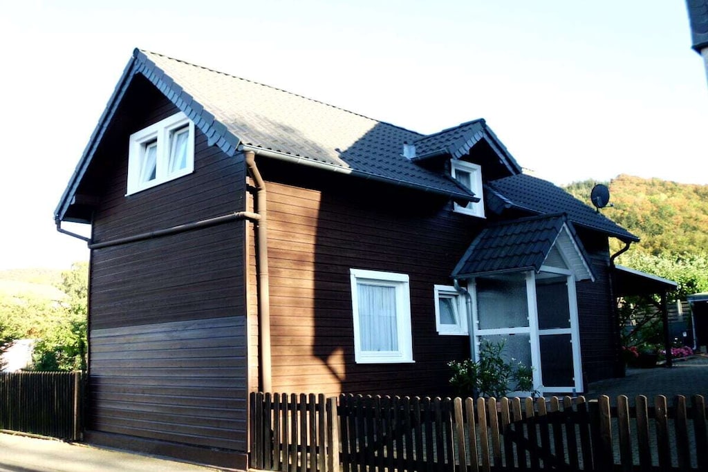 Holiday home with 2 separate bedrooms, sleeping upstairs, living downstairs, up to 4 people. Ideal for getting to know the Harz. Just take a look!