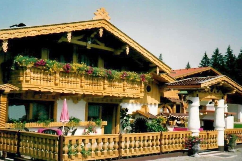 "Papa's Landhaus" offers you the highest level of comfort with modern facilities, spacious space and the traditional look of a Tyrolean country hut.