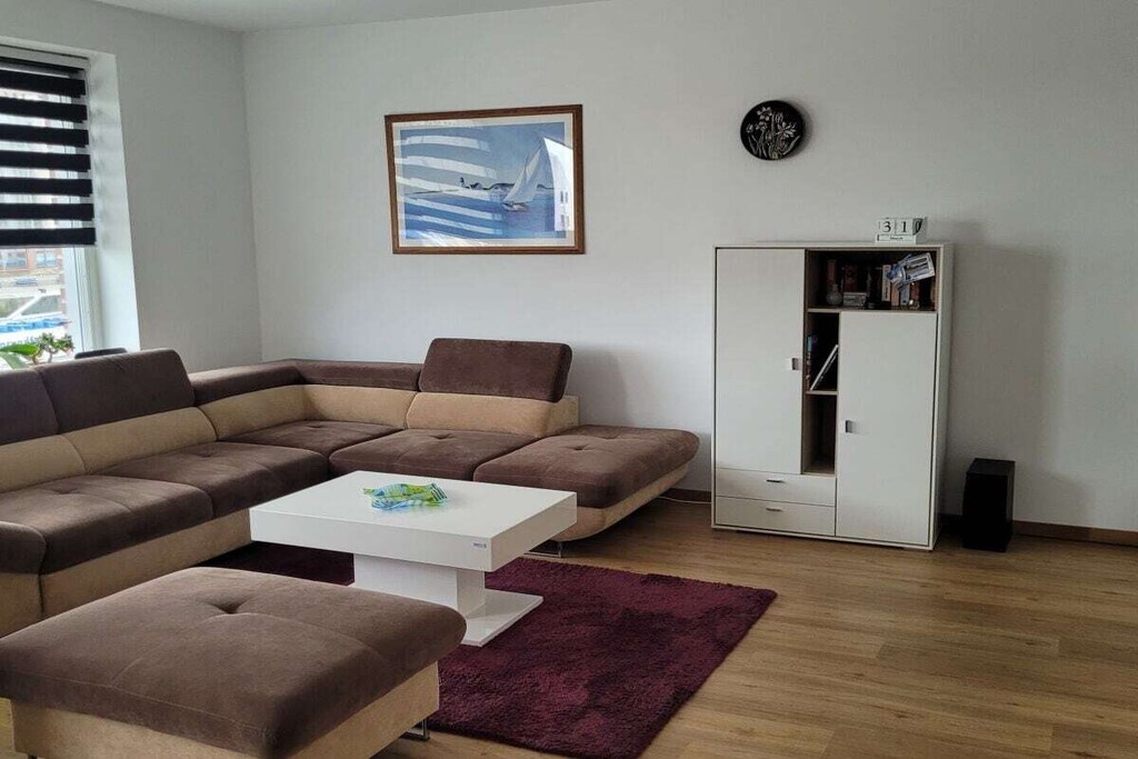 Chic, modern and new. Holiday apartment with parking space right next to the house. Loggia with a view of the harbor and old town. Fantastic.