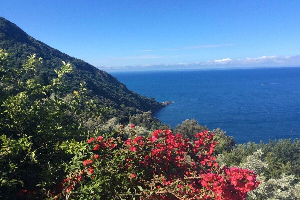 Spend your holiday in our tranquil holiday apartment in the middle of the Portofino Nature Park with breathtaking views of the Gulf of Genoa.
