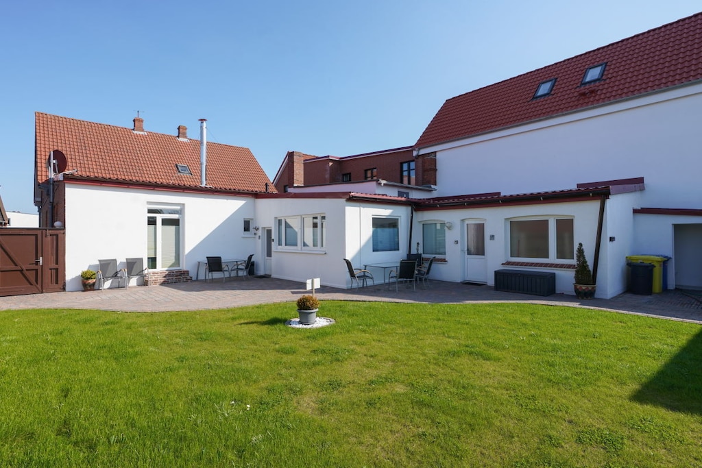 Ground floor holiday apartment with 2 bedrooms, guest toilet and direct access to the large garden. In Frisian style, newly renovated in 2018.