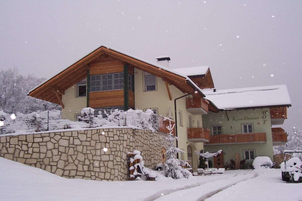 Holiday farm in a sunny, quiet location, with panoramic views of the mountains. Swimming pool, sauna, jacuzzi, lawn, barbecue area, playground, animals.