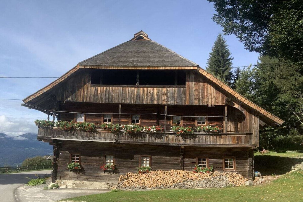 Dear Guests!

Our lovingly renovated holiday home is located in a small, scattered settlement called Mooswald on the southern slopes of the Mirnock mountain. Mooswald is known as the home of skier and Olympic champion Franz Klammer.

The house was built in 1564, boasts a rich history, and has been a listed building for many years. Despite its historic charm, it offers every imaginable comfort. During the restoration, we made every effort to preserve the original character of the house. Our guests appreciate the spacious rooms, the tasteful furnishings, the sauna area, and the many quiet corners that our house offers for relaxing hours.