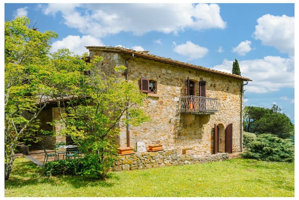External Description

Casale Lilio is part of an estate nestled in the San Gimignano countryside, surrounded by woods, and comprises four magnificent, fully restored, and independent farmhouses. All farmhouses share a swimming pool, a lawned park, and several outdoor areas, including a tennis court and a bocce court (which guests can use free of charge).

The swimming pool (6 x 14 m) is open from May to the end of October and is equipped with sun loungers, parasols, and an outdoor shower (solar heated).

In addition, there is private parking, a children's swing set, and a shared laundry room.

Casale Lilio also features a private courtyard with a dining table, chairs, and a barbecue, ideal for al fresco dining.

Upstairs, there are three bedrooms, all fully equipped.