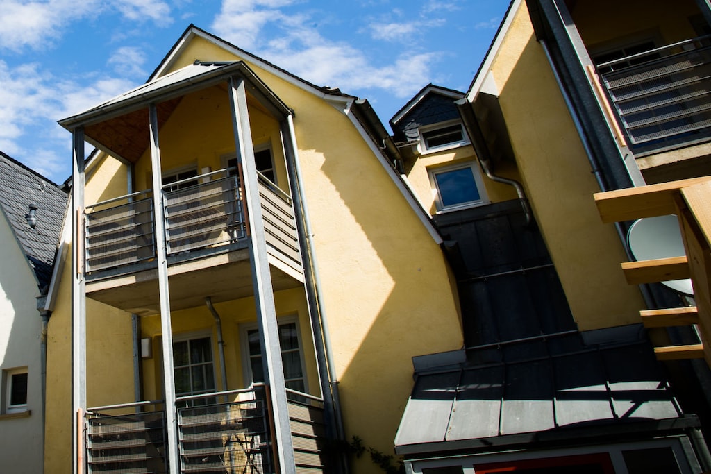 On the 2nd floor: (bedroom(Bed Linen, Tea Towels, Kitchenette, single fold-away bed, double bed, TV, dining table, hob, electric kettle, coffee machine, dishwasher, fridge, freezer, garden furniture))\n\nVacuum Cleaner, Kitchen(Bed Linen, Mirror, Sofa, Tea Towels, Kitchenette, toilet, double bed, TV, dining table, hob, hob, electric kettle, coffee machine, dishwasher, fridge, bath tub, shower, washbasin, washing machine), Living/bed room(Sofa, single fold-away bed, TV), bathroom(Mirror, toilet, shower, washbasin), Internet access, Internet access, washing machine, balcony, heating, parking (paying)