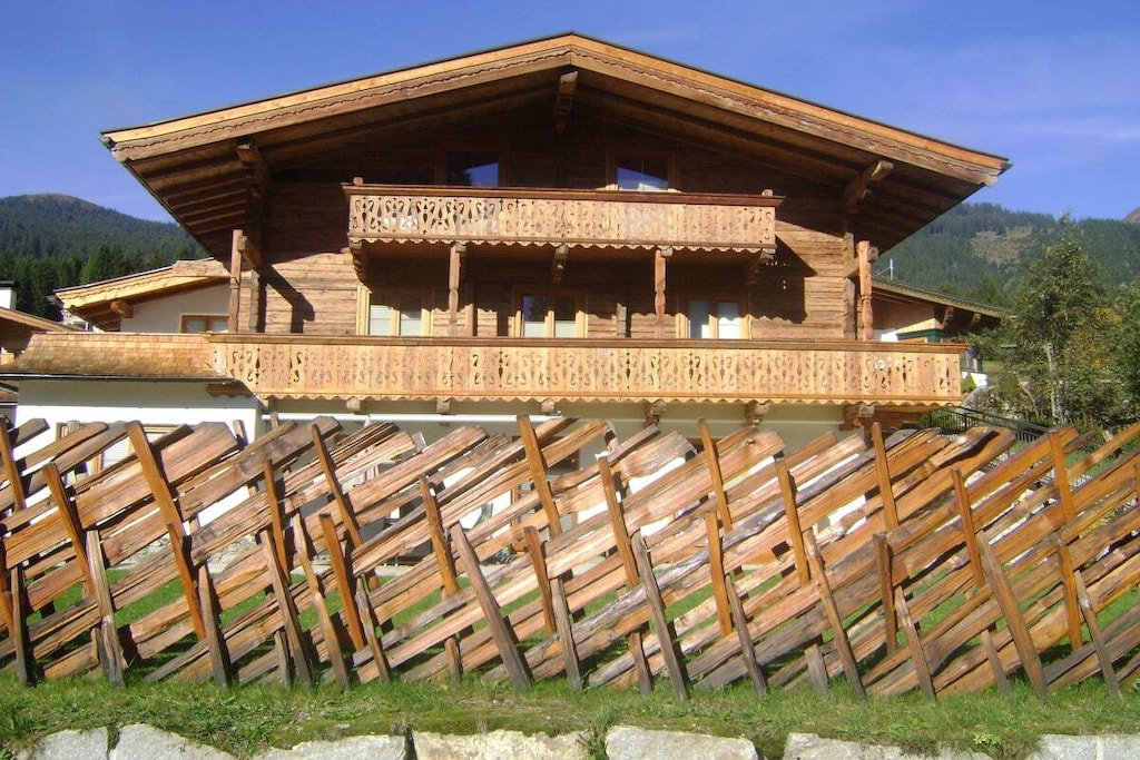 Our holiday apartment is lovingly furnished with a visible old wooden roof truss and a Swiss stone pine bedroom. Direct access to the high moor cross-country ski trail.