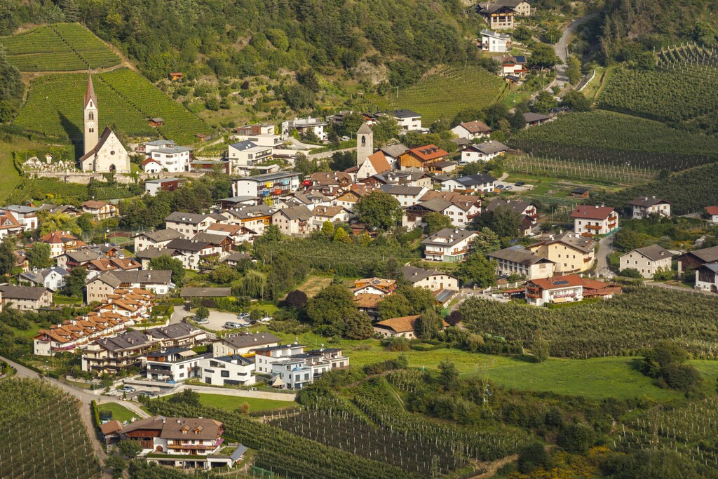 Very comfortable holiday apartment with south-facing balcony for 2 people in a prime location near Brixen. Very good value for money.