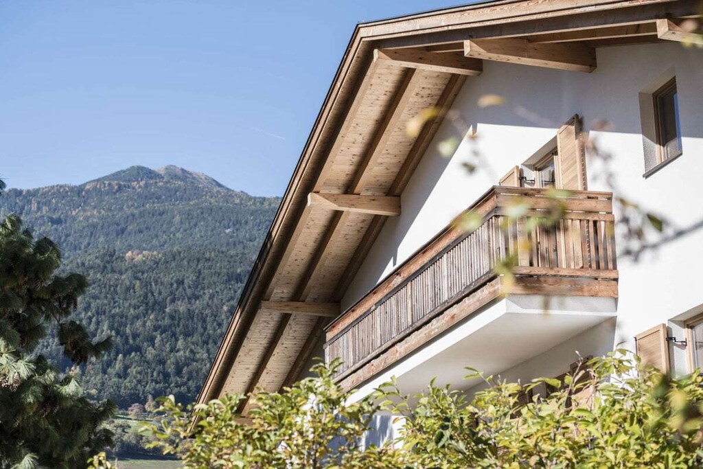 New, comfortable holiday apartment with over 50 m² of living space and 2 balconies in a prime location near Brixen. Top value for money.