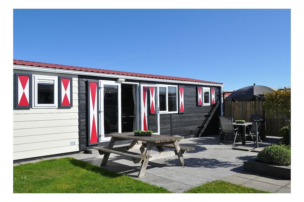 Charming chalet with !air conditioning! 3 bedrooms and 1 kitchen. Come visit us on Walcheren! In Zeeland With WLAN and WI-FI free of charge