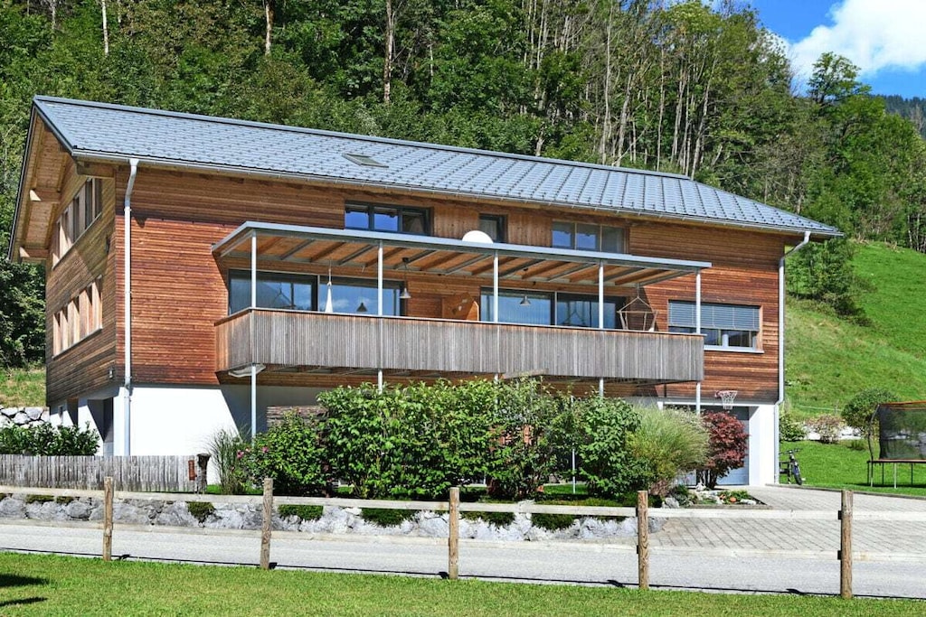 Enjoy the advantages of an independent house in a quiet yet central location in Au in the Bregenzerwald.