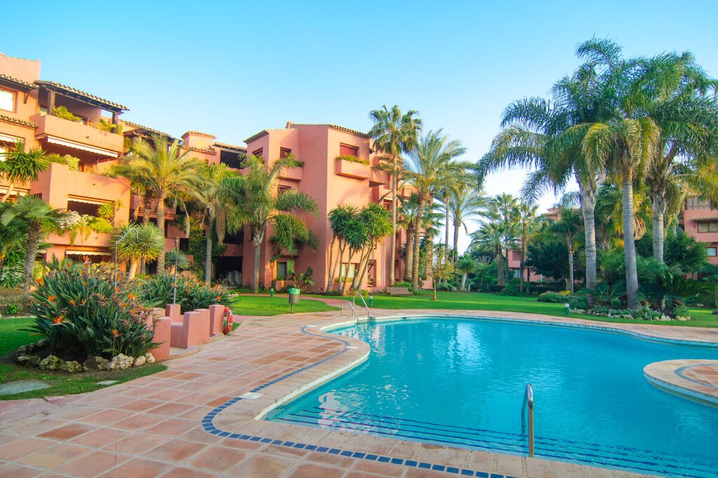 Renovated ground floor apartment (85m) with terrace (10m2), 100m from Alicante Playa beach in Las Chapas, Marbella, with designer furniture