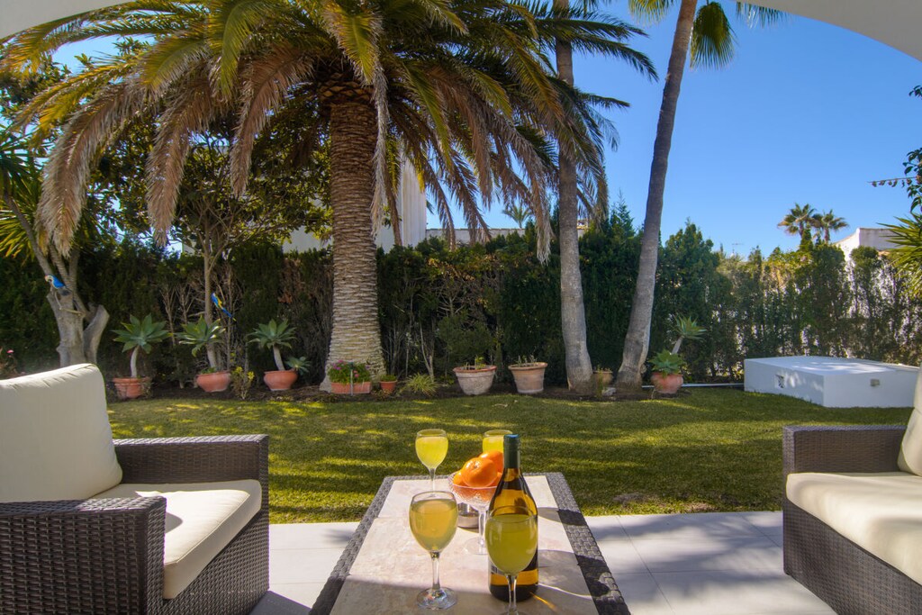 Las Chapas Playa 5 bedroom beachfront villa (300m2), private pool (9mx4m), upper terrace (12m2), garden (1000m2) WiFi, BBQ sea view