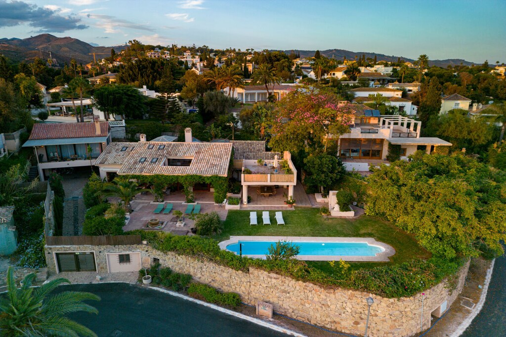 4 bedroom villa with exquisite design on a 1300m2 plot with mature trees, Mediterranean vegetation, private pool, BBQ area, terraces and patios