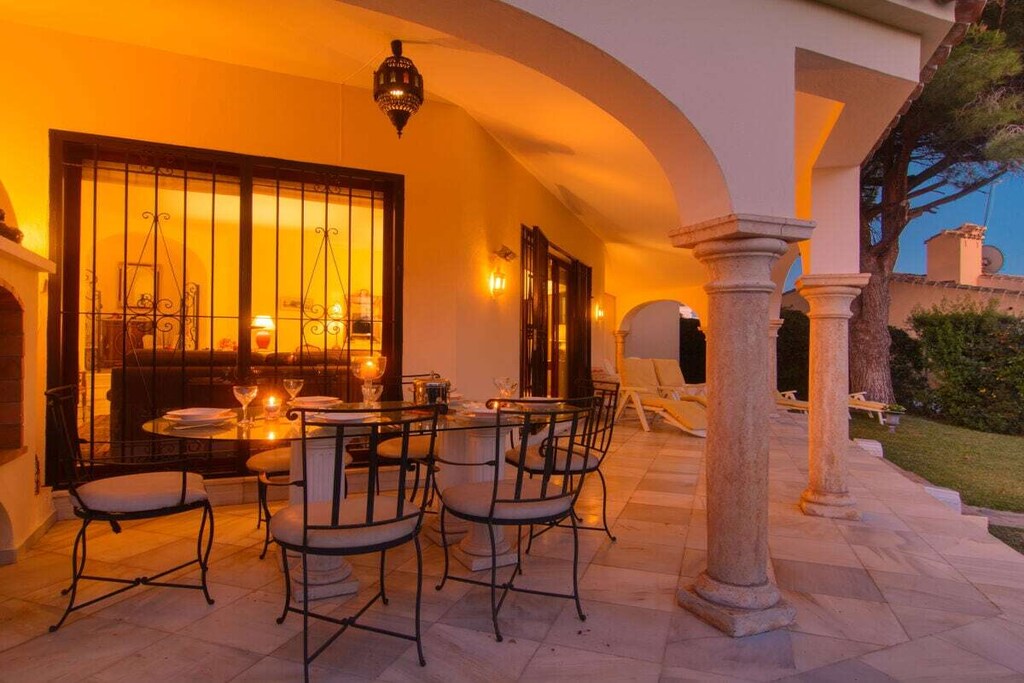 Typical one-storey beachfront house (200m2) with private garden (1000m2), pool (12x5m), free WIFI and BBQ at 330m from the beach