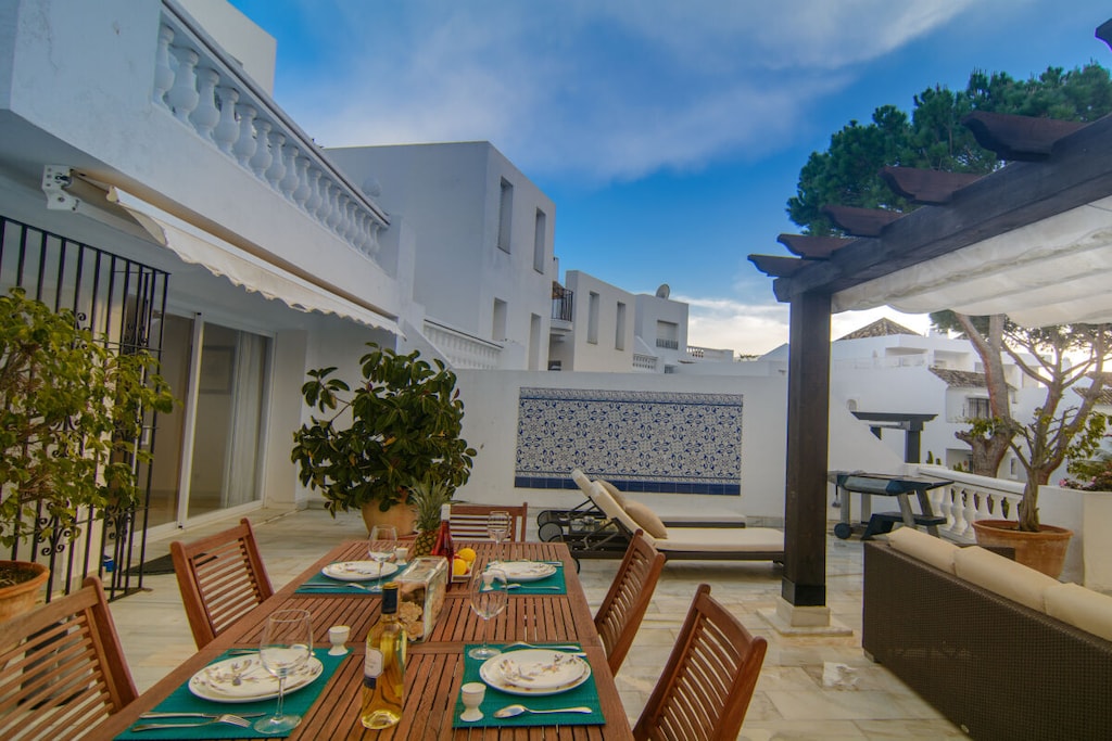 Exquisite 3 bedroom beachfront apartment (180m2) covered terrace (75m2) sunbeds, BBQ in White Pearl Beach urbanization, heated pool, garden